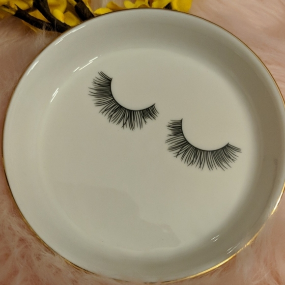 Beautiful eyelashes Jewelry dish - Picture 2 of 4